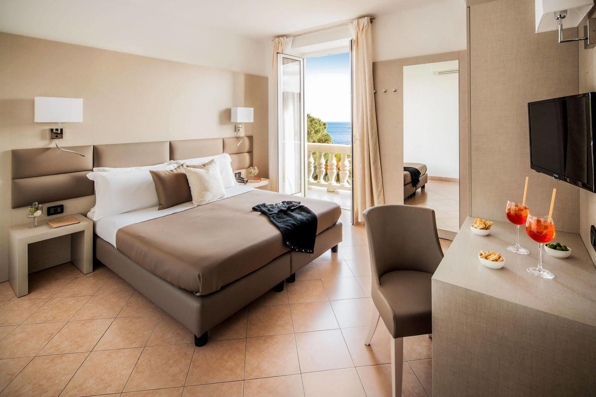 Hotel Vesuvio Rapallo Bagian luar foto